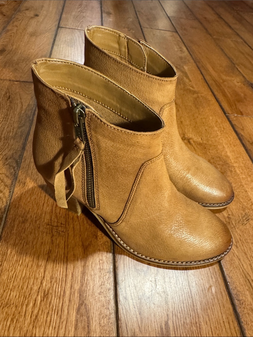 Urban Outfitters Camel/Tan Suede Ankle Booties with Side Zipper sz. 6